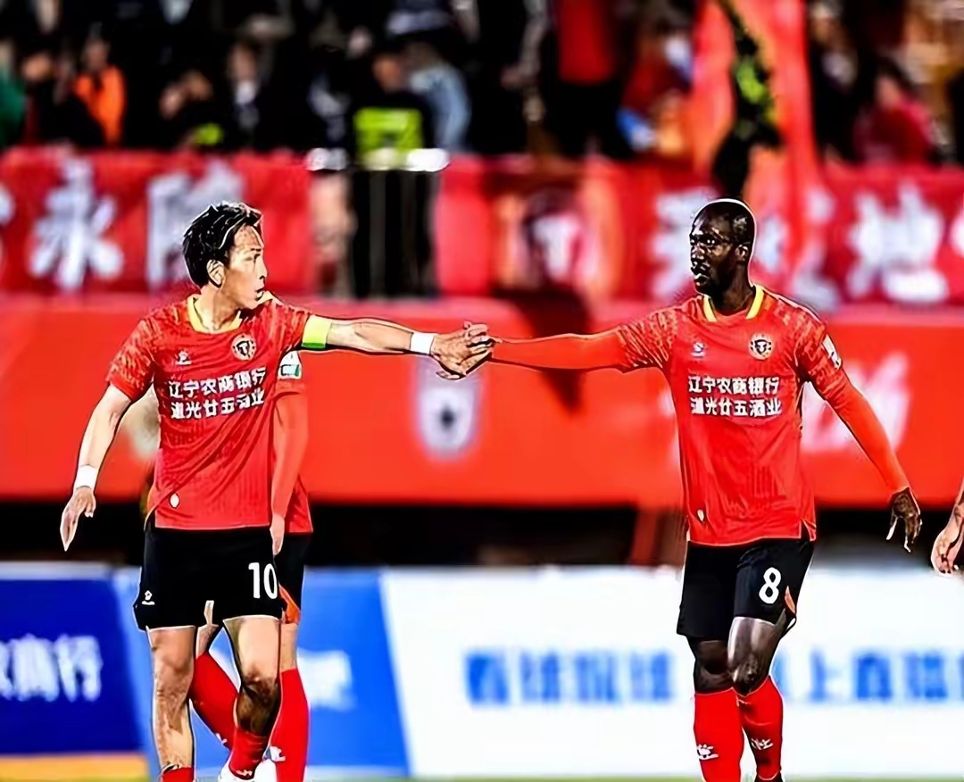 赛地聚焦——西甲今晚热度飙升，广州队再遭质疑，震撼外界，更衣室氛围转暖(北京一球迷比赛中冲入球场拥抱梅西)