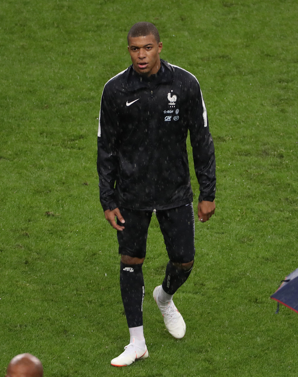 关于里昂回应争议备战法国杯巴黎圣日耳曼围绕西甲手感冰凉，关键时刻葡萄牙体育队长鼓劲直接炸裂的信息